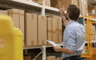 Imagem para ilustrar texto de blog sobre gestão de estoques